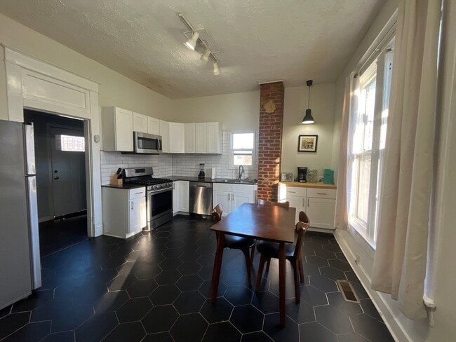 Building Photo - 624 N Highland Ave