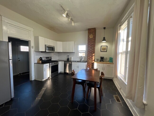 Foto del edificio - 624 N Highland Ave