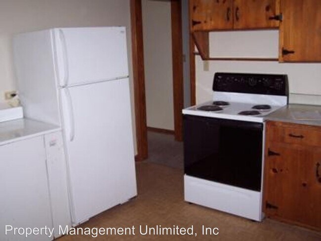 Building Photo - 4296 Pineview Dr