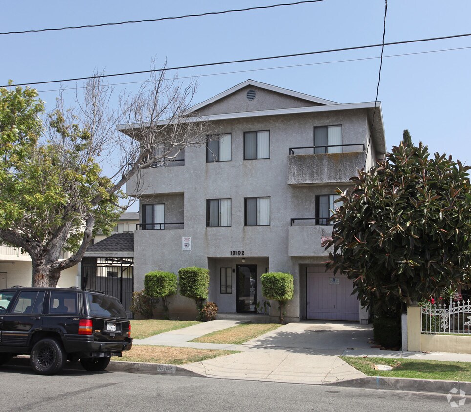 Foto principal - 13102 Roselle Ave