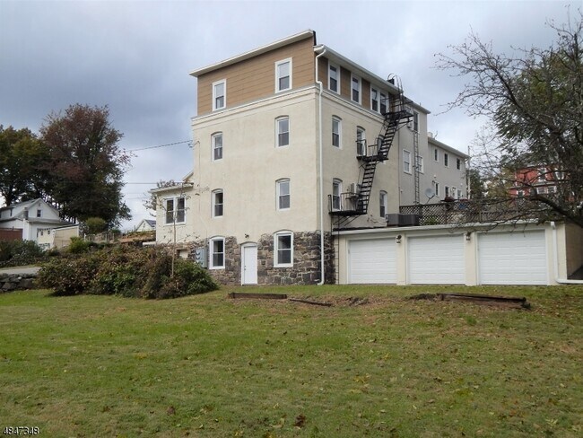 Building Photo - 323 Liberty St