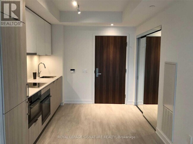 Building Photo - 15 Queens Quay E