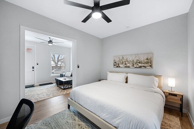 Foto del edificio - Remodeled 1BD, 1BA in the Highlands with Back Yard