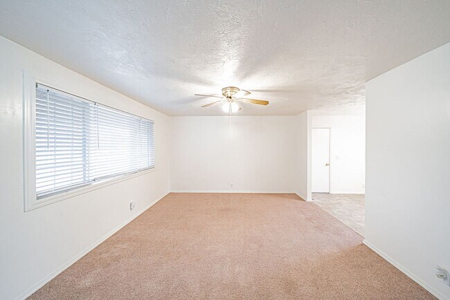 Foto del edificio - Spacious and recently updated, this 6-bedroom, 3-bathroom home in Ammon