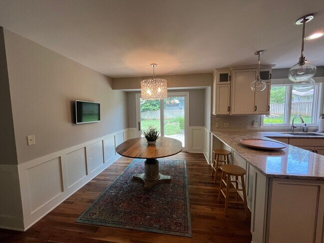 Building Photo - Luxury, Location, and Convenience.