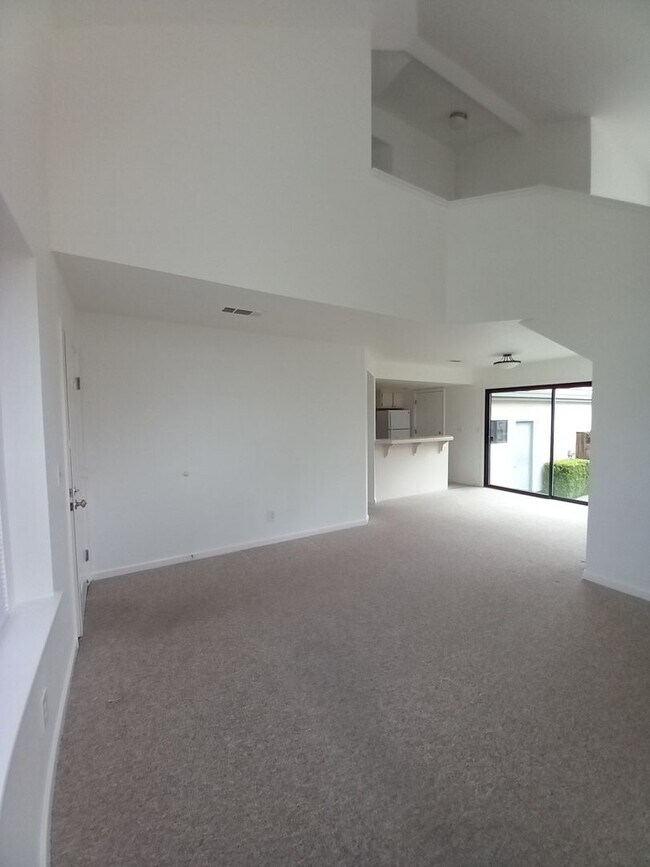 Building Photo - 3 bedroom 2 bath home close to Downtown Ma...