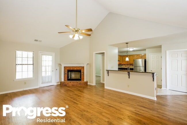 Building Photo - 2815 S Cherry Dr