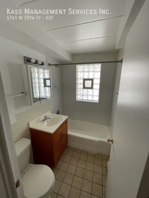 Foto del edificio - 5741 W 35th St