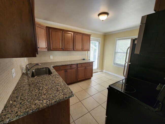 Building Photo - Updated Birmingham bungalow 3 bed 2 bath