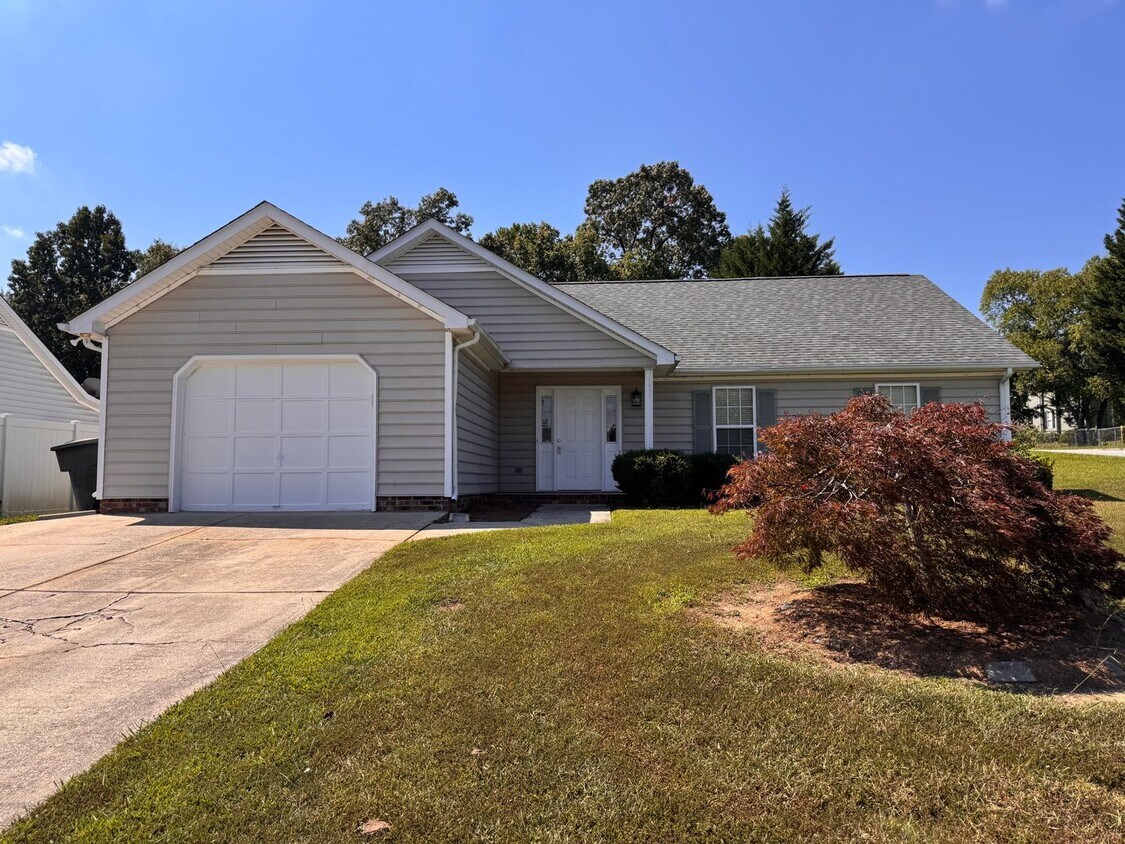Foto principal - 3BR 2BA One Story Home with Garage