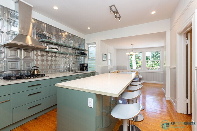 Foto del edificio - Castro: UNFURNISHED Top Floor Flat w/ Private Deck, W/D in unit & Garage Parking