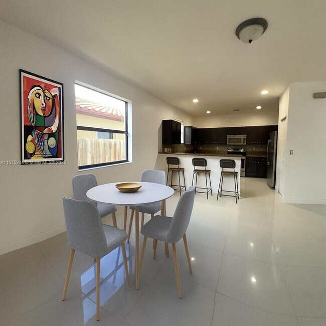 Building Photo - 742 SE 34th Ave