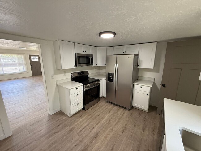 Building Photo - Newley renovated 4 bedroom home!