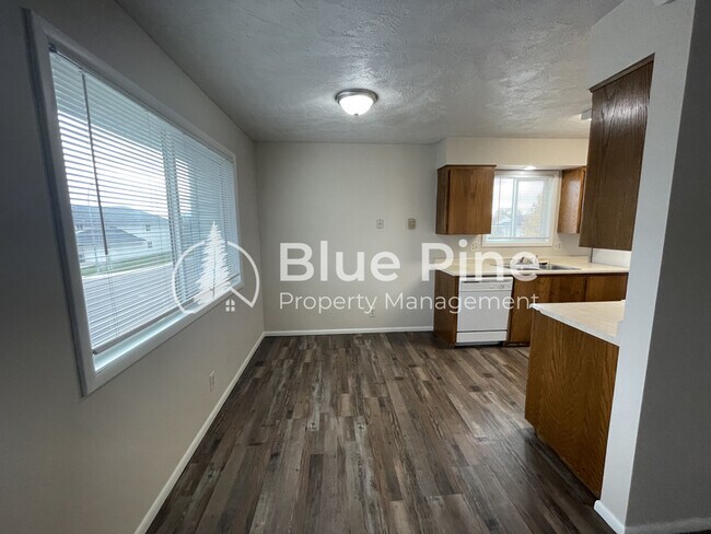 Foto del edificio - 678 Foster Dr