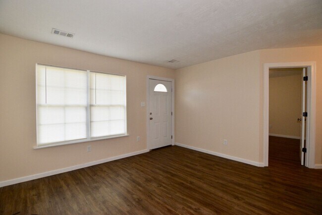 Foto del edificio - $1025 - 2 bed/1 bath house for rent off Mi...