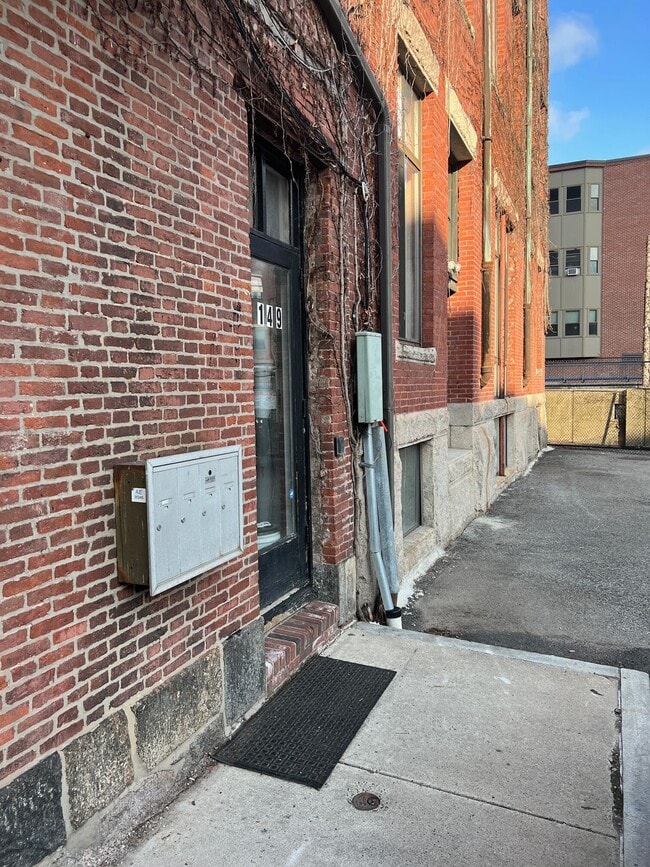 Building Photo - 148 N St