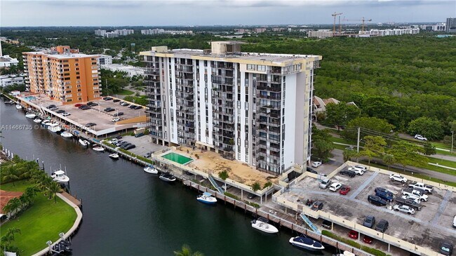 Foto del edificio - 2500 NE 135th St