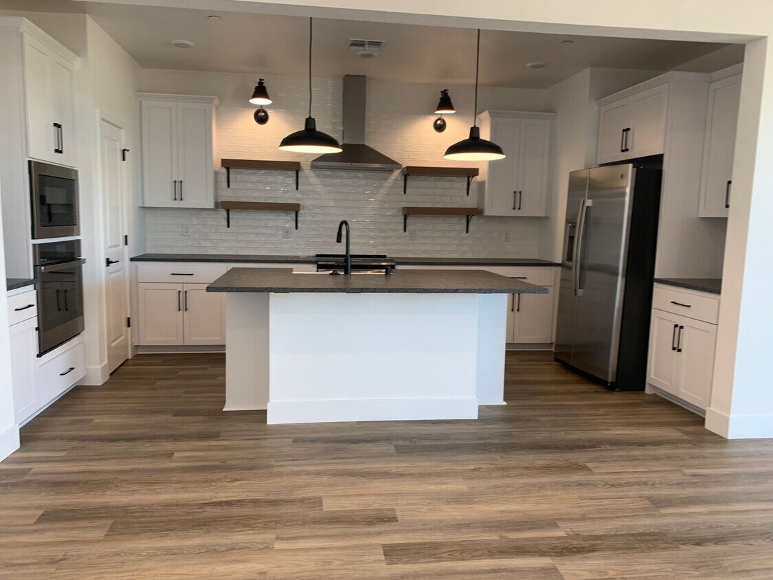 Foto principal - Brand NEW 4 bedroom 1 story home Rancho Co...