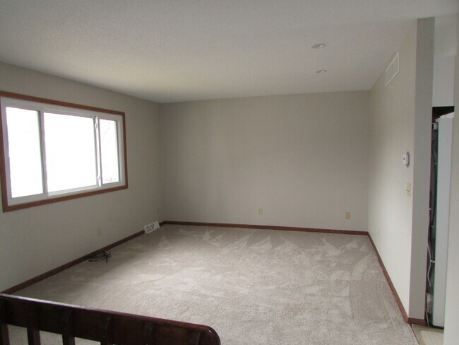 Foto del edificio - 3 BEDROOM | 2 BATH | GARAGE | SPACIOUS | SOUTH