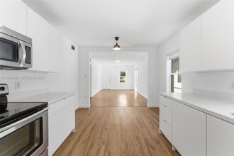 Building Photo - 559 NE 68th St