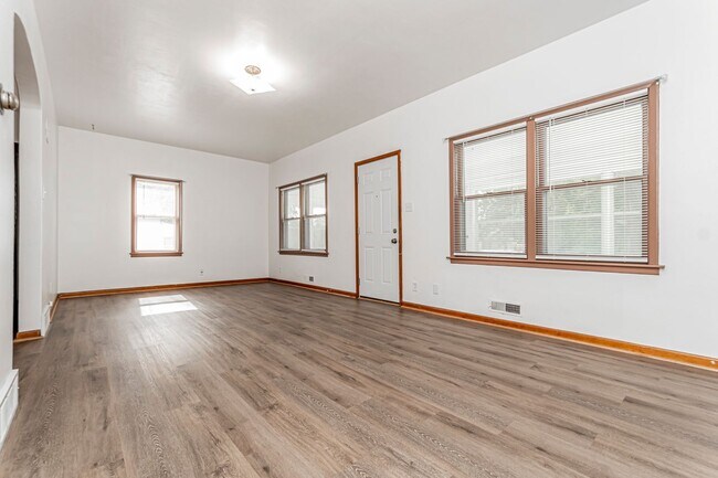 Foto del edificio - Please View 3D Virtual Walk-Through Before Scheduling a Showing