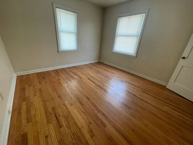 Foto del edificio - 1822 S Vermont Ave