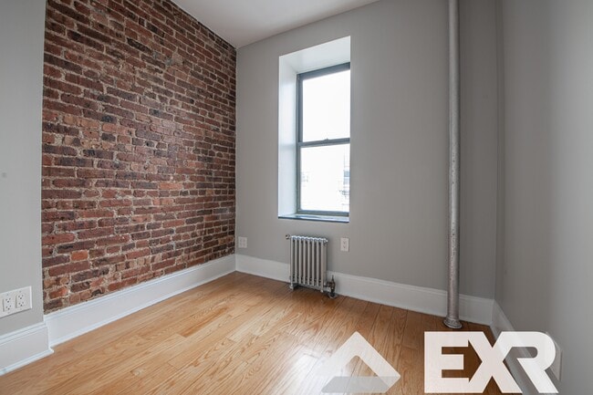 Building Photo - 54 Maujer St