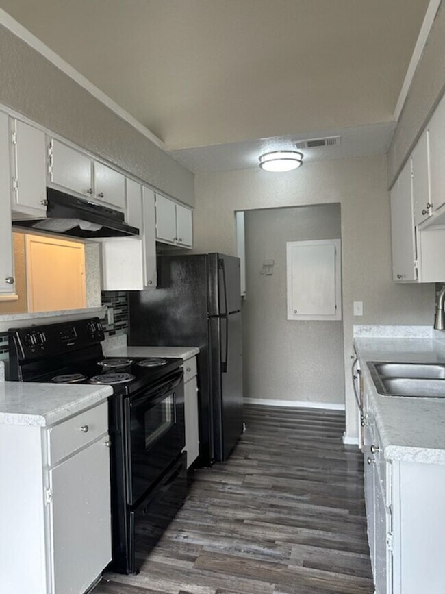 Building Photo - 3Beds 2 Baths Home Ready to Move In.