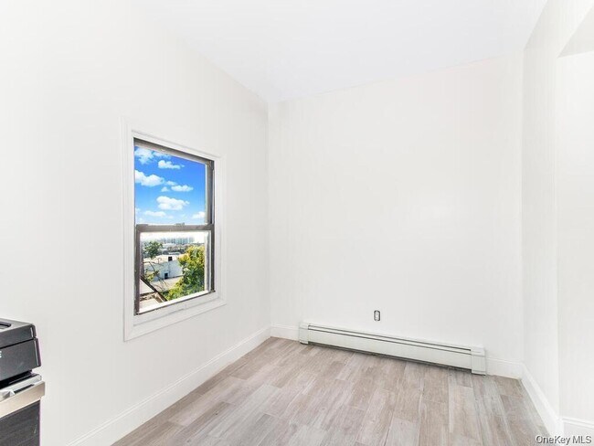 Foto del edificio - 251 Warburton Ave