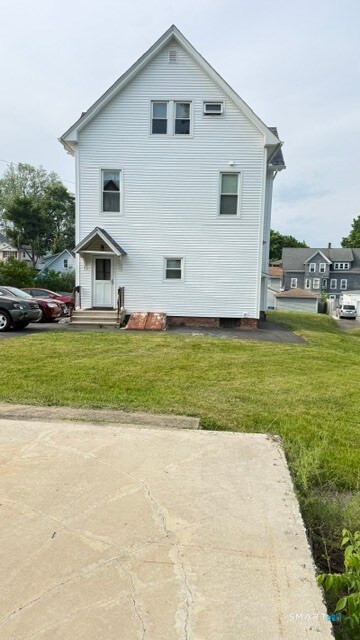 Building Photo - 84 Alcove St