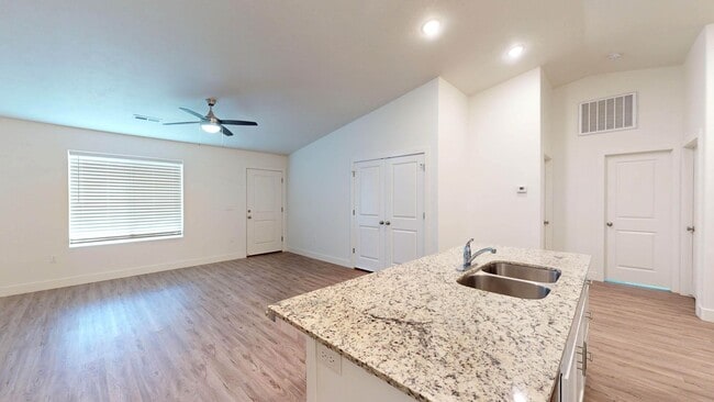 Building Photo - Single level 3 bedroom twinhome