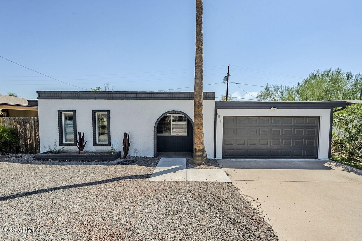 Primary Photo - 4927 E Coronado Rd