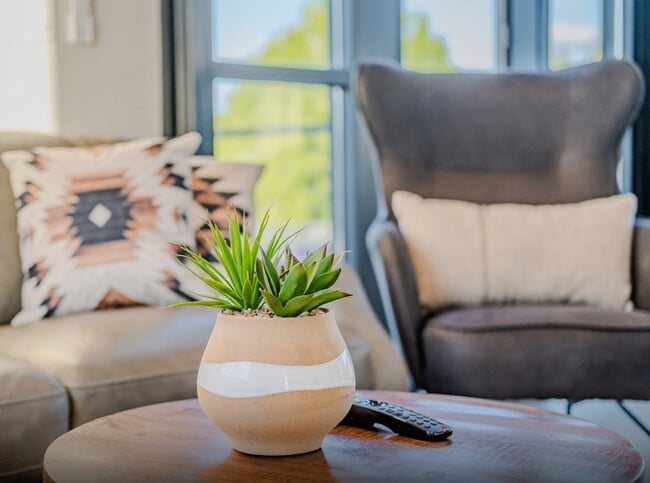 Building Photo - 736 W Rider Dr