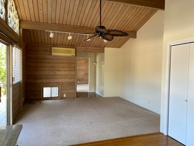 Great Room/Entry Hall - 40 Nohokai St