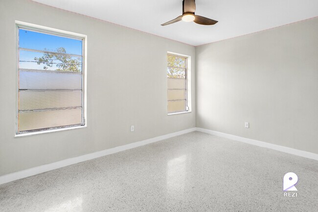 Foto del edificio - 750 SW 5th St