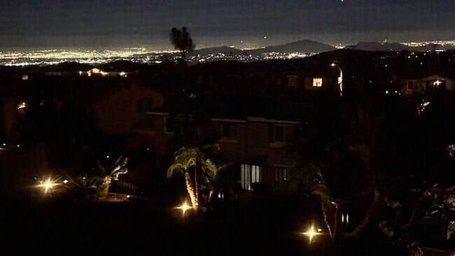 Foto del edificio - Luxurious 4-Bedroom View Home in Desirable...