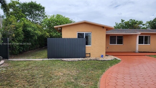 Foto del edificio - 5460 SW 133rd Ct