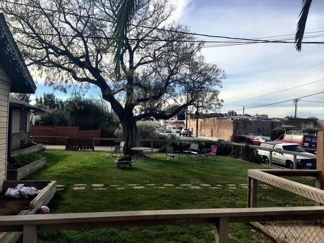 Foto del edificio - 1003 Bostonia St