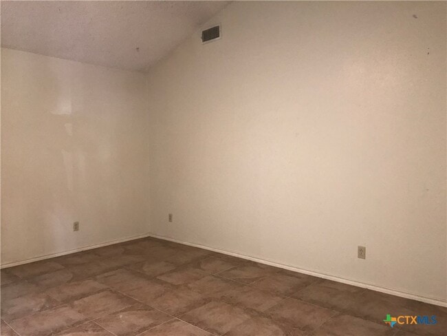 Building Photo - 402 Deerwood Dr