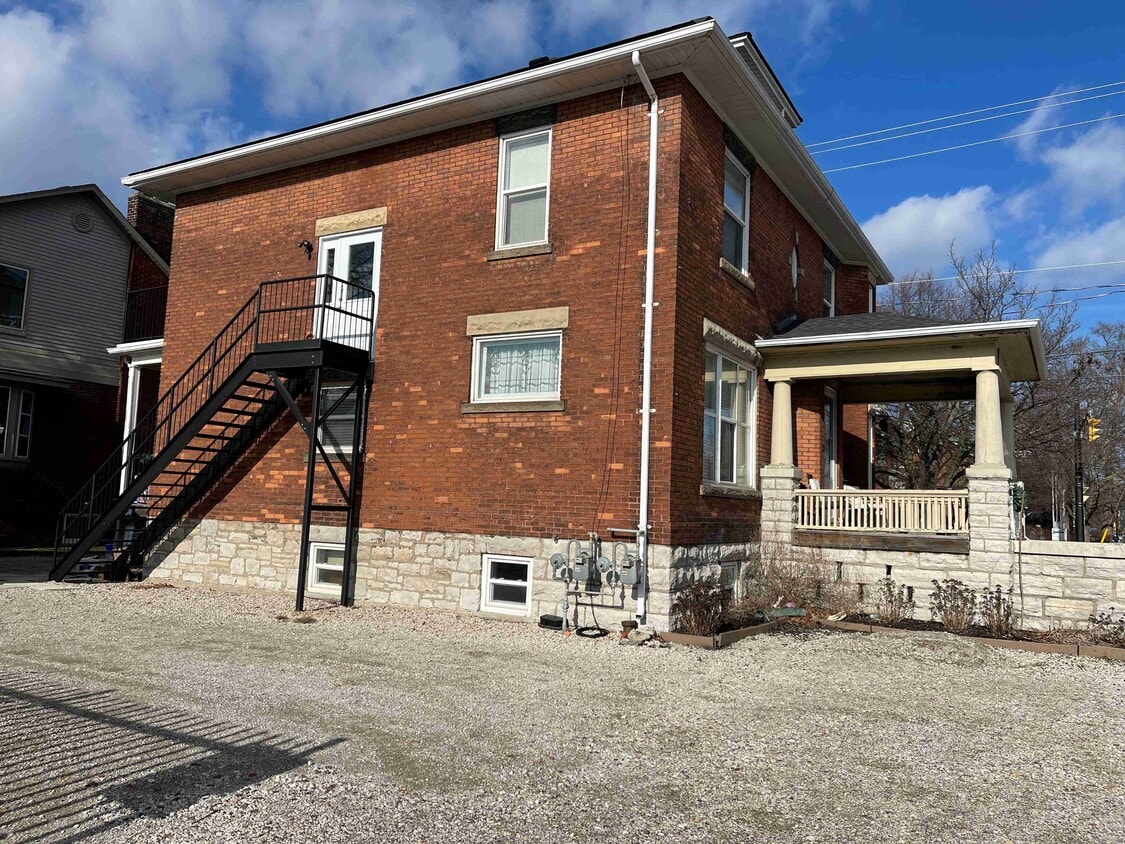 Building Photo - 143 Christina St S