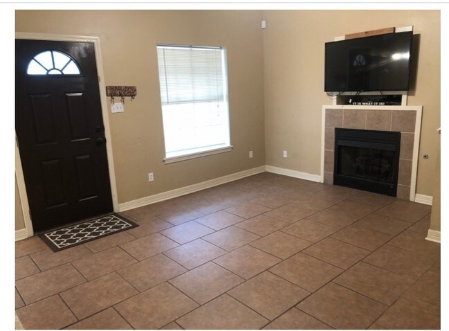 Sala...TV se queda para inquilino. - 2887 W Barnett Springs Ave