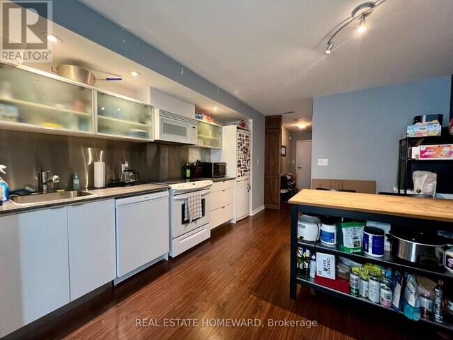 Photo du bâtiment - 705-4k Spadina Ave.