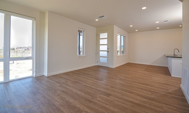 Building Photo - 2 Bedroom, 2 Bath Pool-View Flat