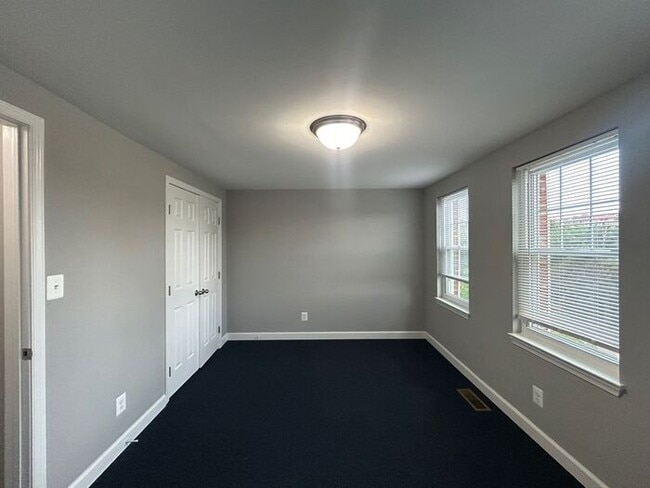 Building Photo - 4 Bedroom Home