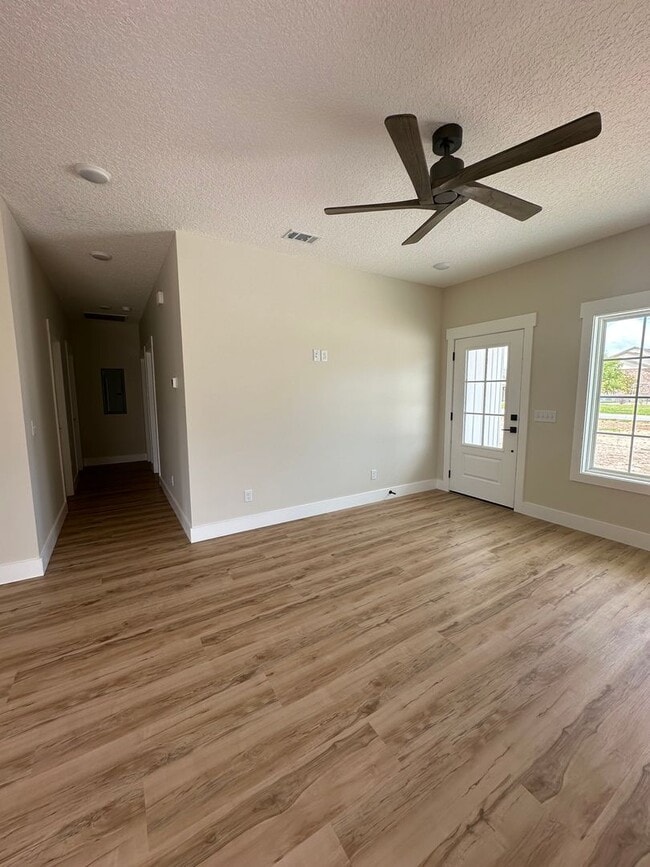 Building Photo - 3 Bed 2 Bath House