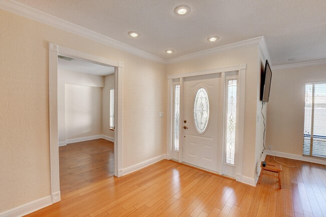 Building Photo - 17768 Maplewood Dr