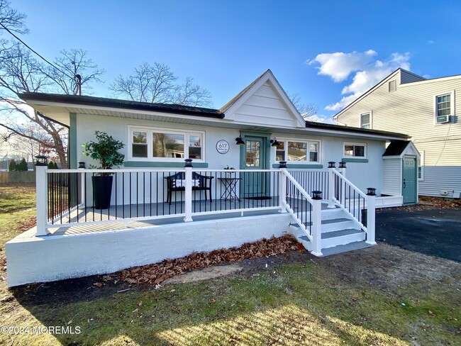 Building Photo - 617 Mistletoe Ave