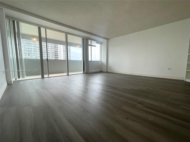 Building Photo - 7545 E Treasure Dr
