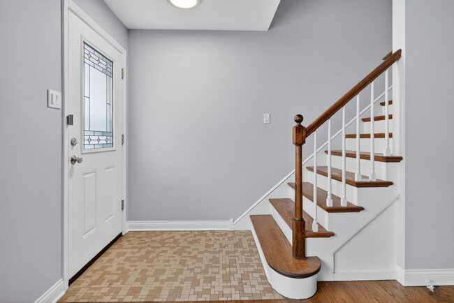 Building Photo - 15 S Waiola Ave