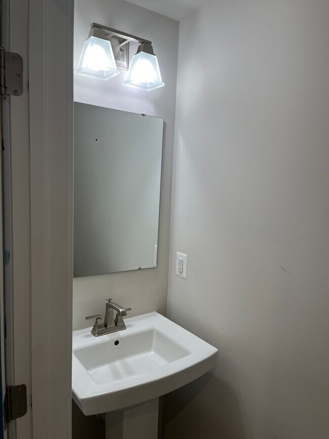 Foto del edificio - Interior Townhouse In Herndon